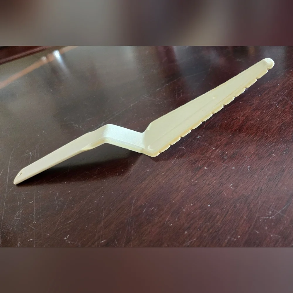 Vintage Tupperware Cream Vut N Serve  Cake and Pie Server.